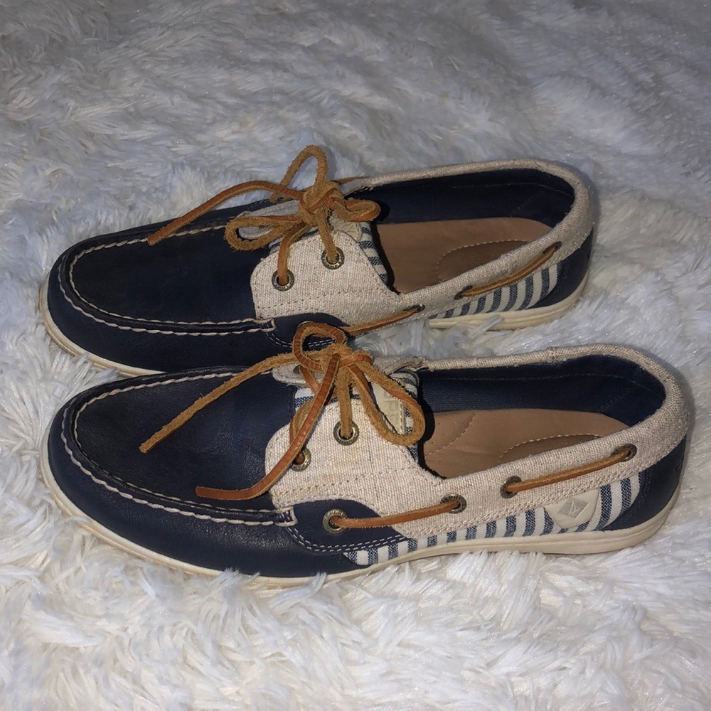 Navy stripped Bluefish sperrys. Size 8